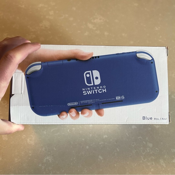 New Nintendo Switch Lite - Picture 2 of 7